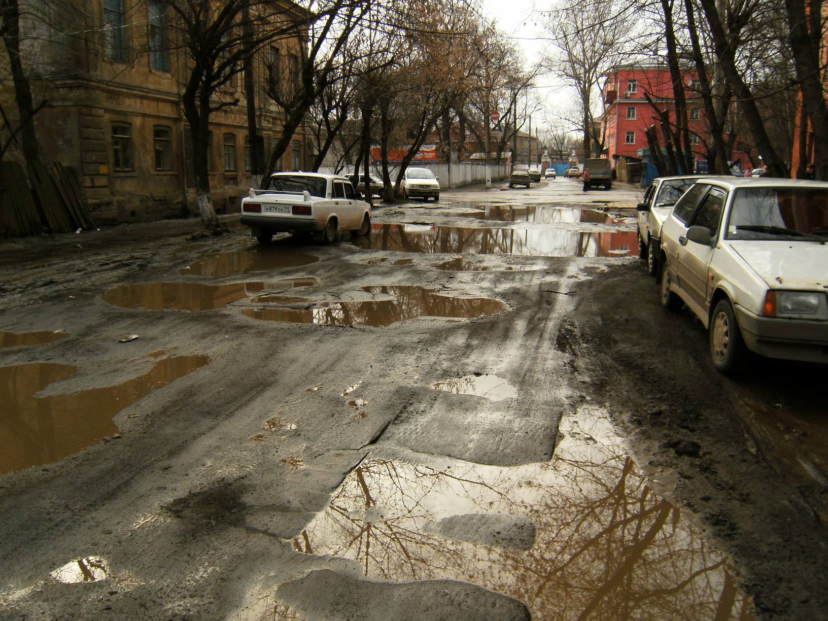 Дороги тают. Город грязи. Улица весной.