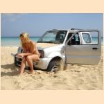 beach_girl_car_stuck_034_t.jpg
