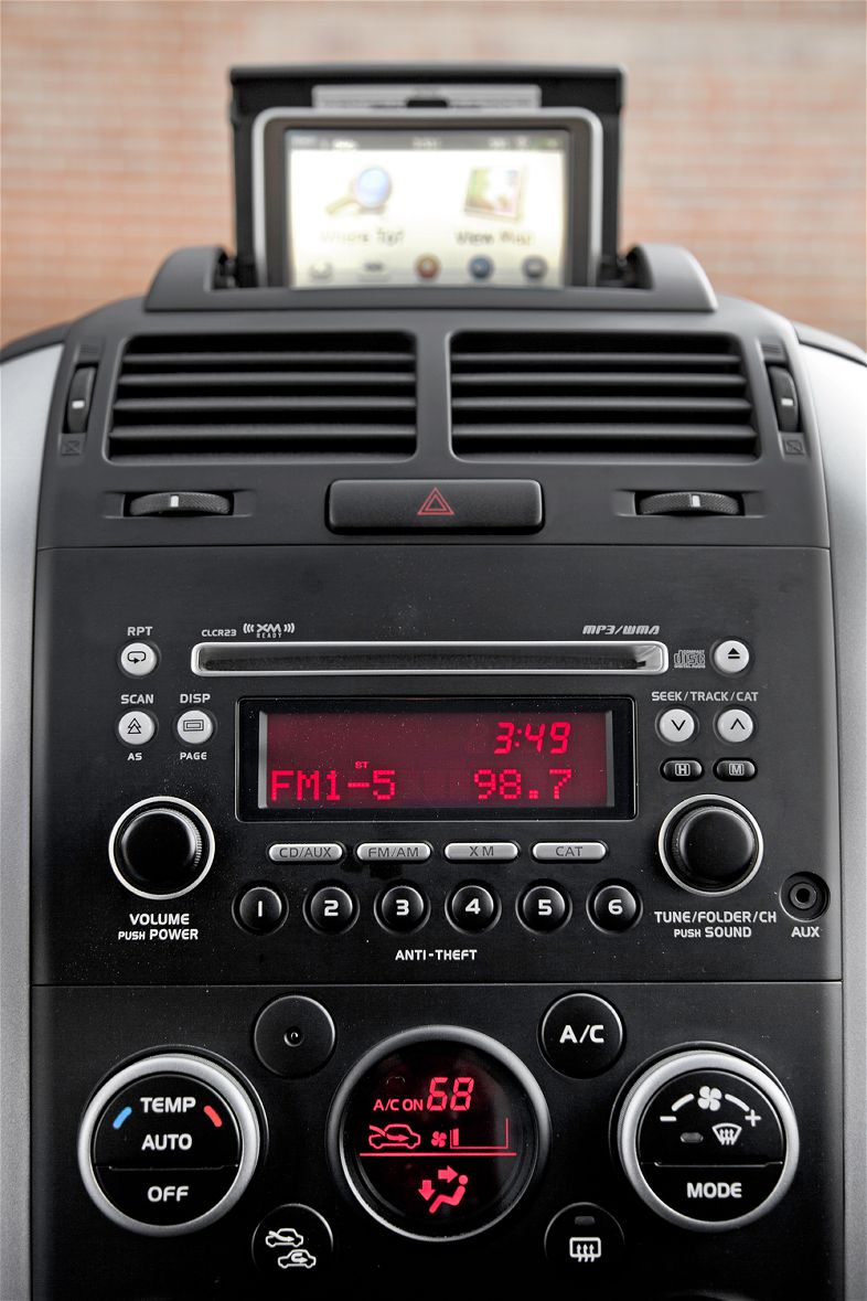 2012-Suzuki-Grand-Vitara-4WD-center-console.jpg