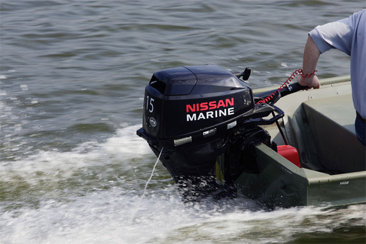 Nissan-15-hp-outboard-action.jpg