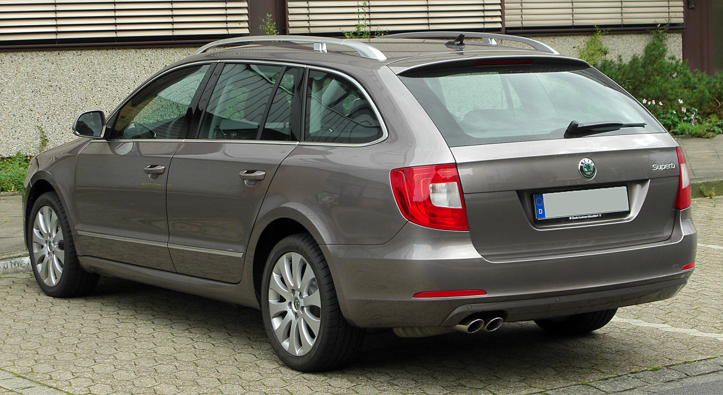 Skoda_Superb_II_Combi_rear_20100926.jpg