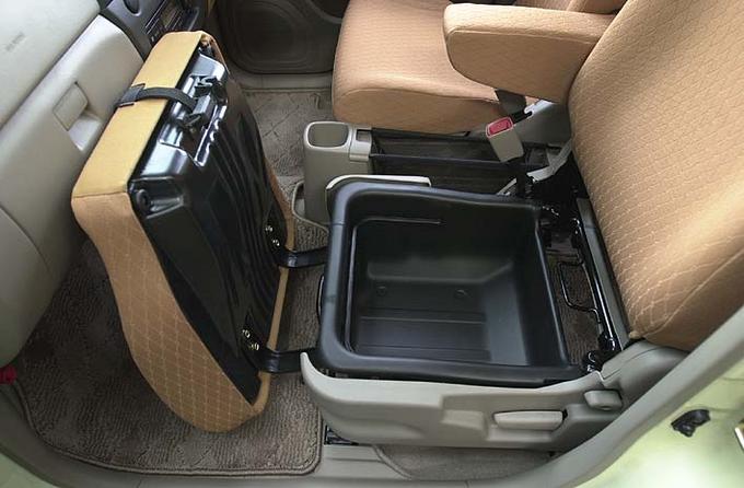 Под сидением. Suzuki Grand Vitara ящик под сиденье. Suzuki Grand Vitara выдвижной подлокотник. Ящик под сиденье Сузуки вагон. Бардачок под сиденье Сузуки вагон р.