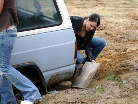 car_stuck_girls_ridingboots_mud_011.jpg